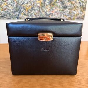 BLACK LEATHER TRAVELING JEWELRY STORAGE BOX